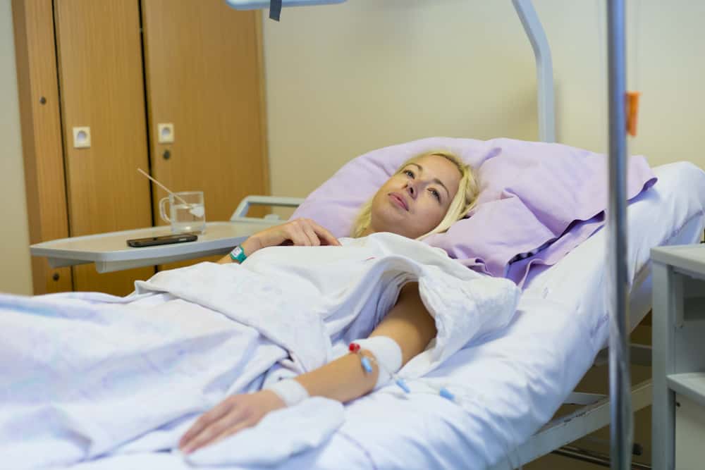 Karmen Karma в тонком белье демонстрирует себя в больнице