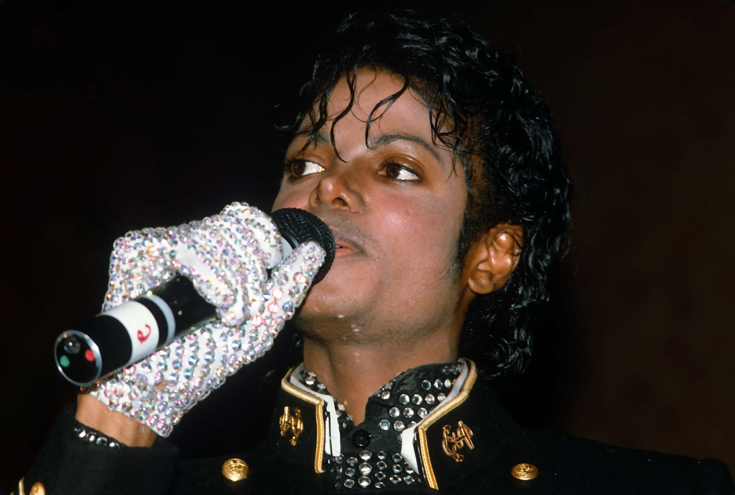 Michael Jackson glove sells for $350K