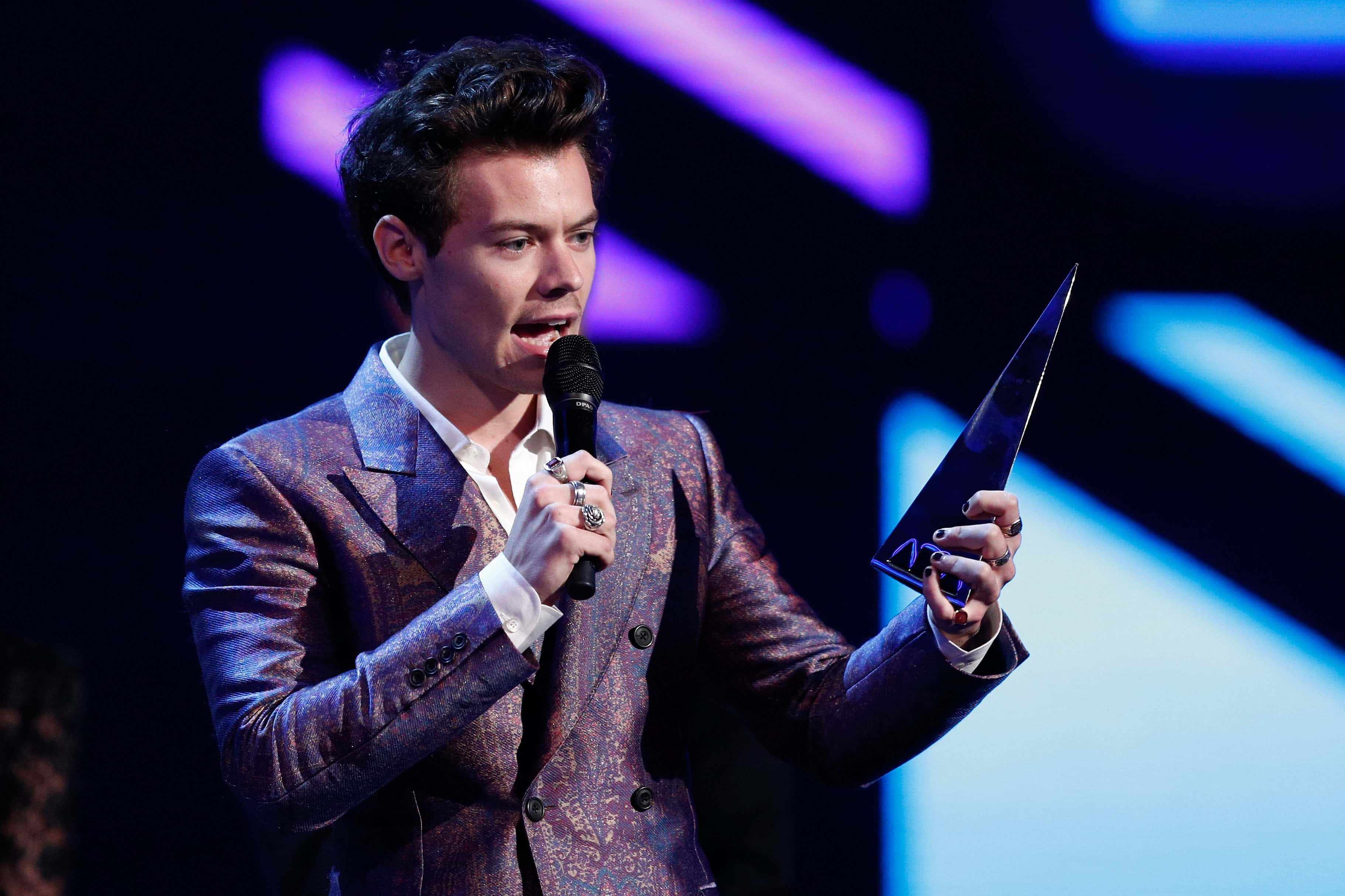 Harry show. Harry Styles performing Kiwi on Stage and posing.