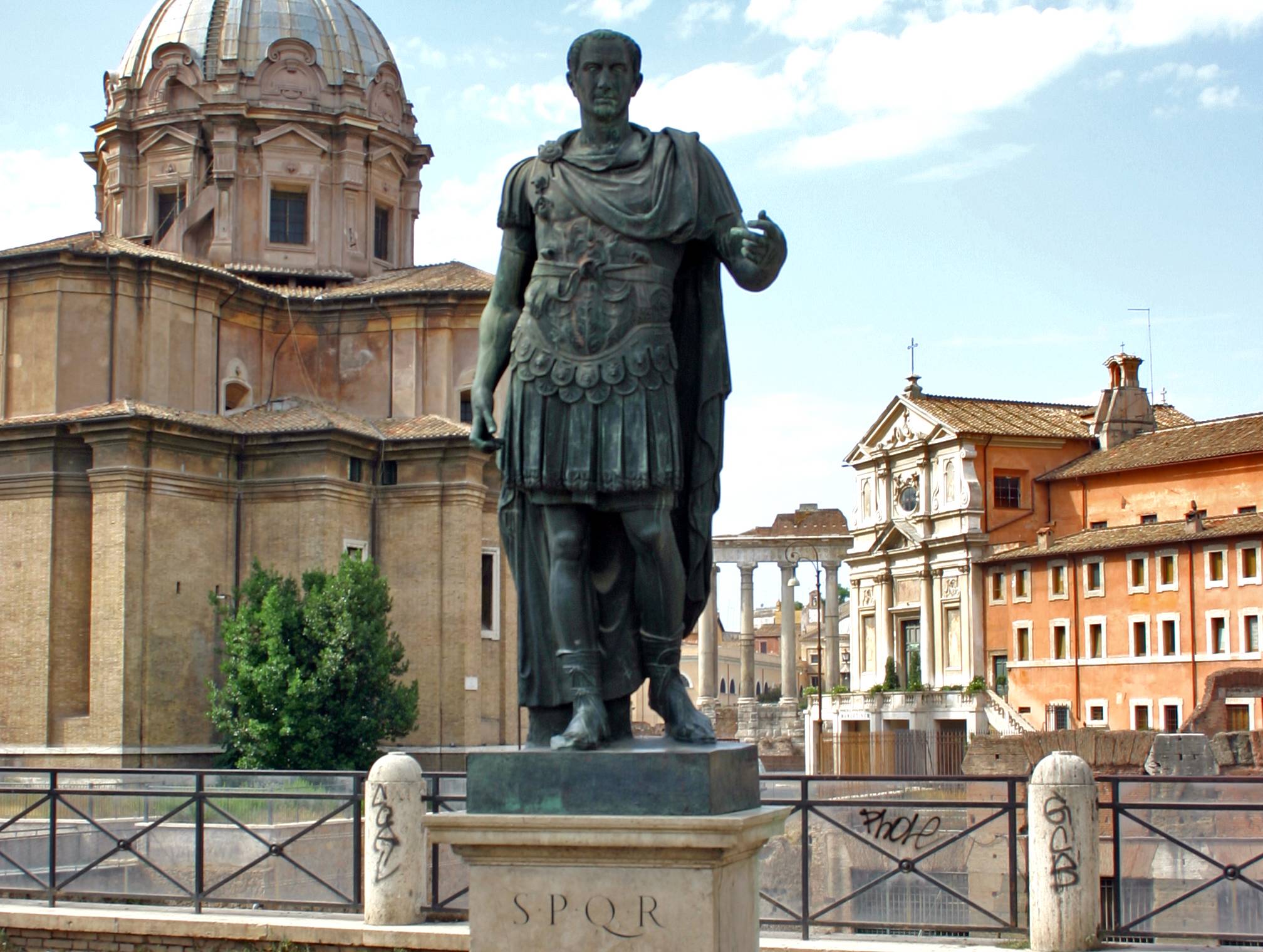 Статуя Цезаря в Риме
