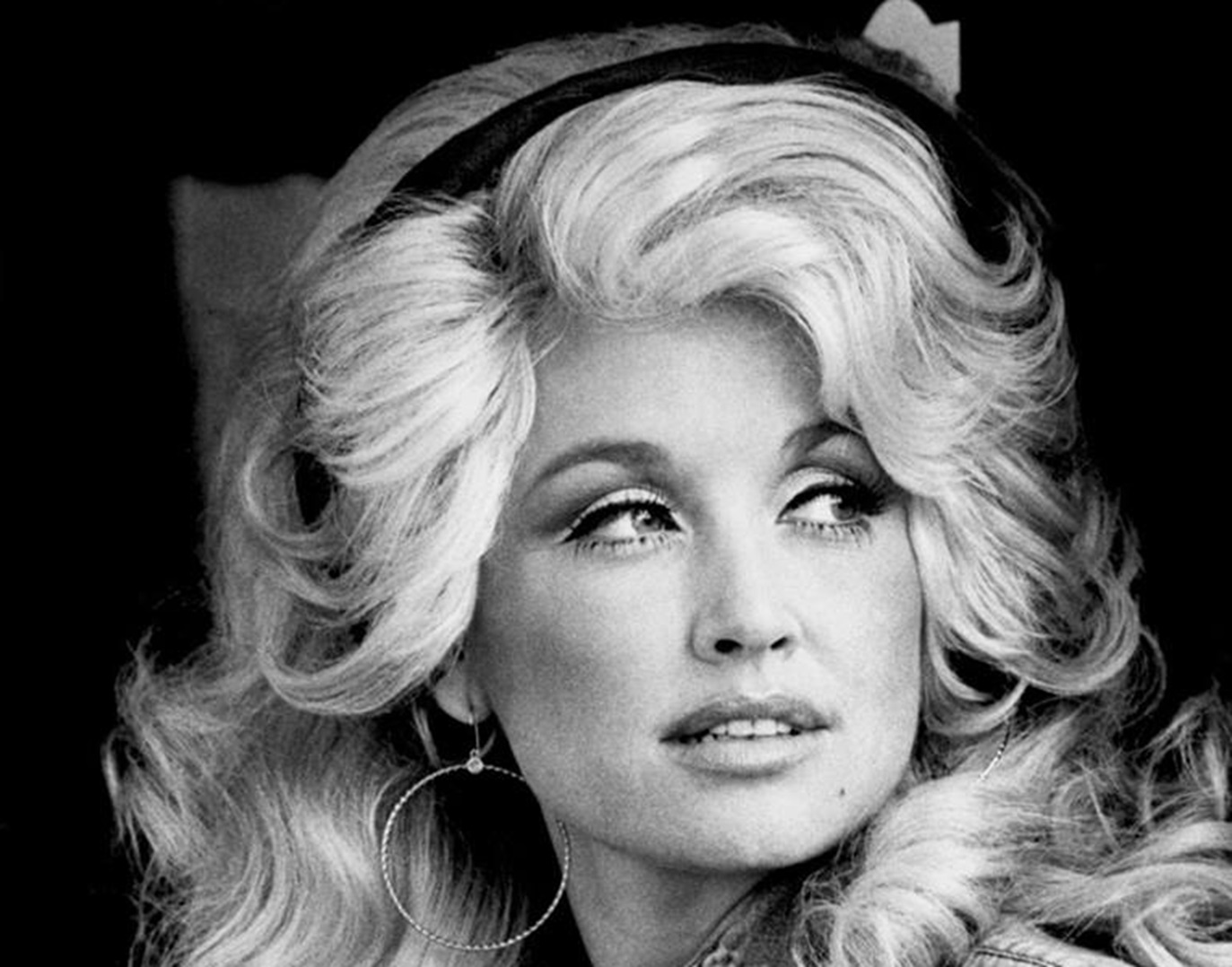 Publicity shot of American singer Dolly Parton, 1977