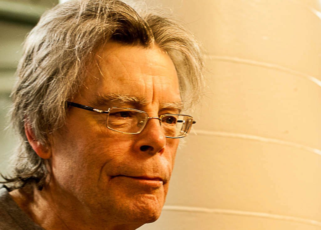 Author Stephen King wearing glasses looking to the right