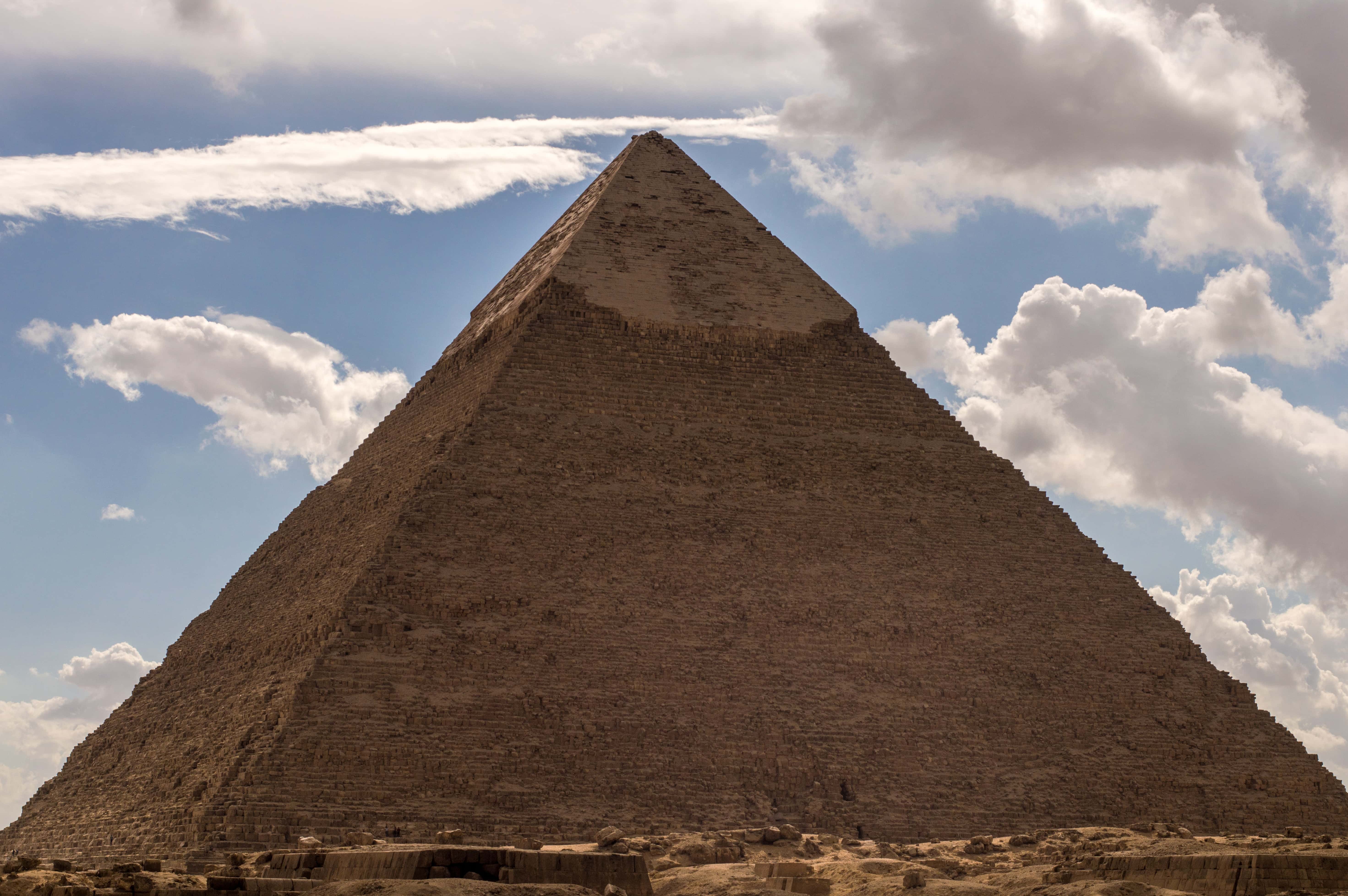 Что такое пирамида. Пирамида Хеопса семь чудес света. Пирамида Хеопса древний Египет. Пирамида Хеопса Египет семь чудес света. Великая пирамида Хуфу.