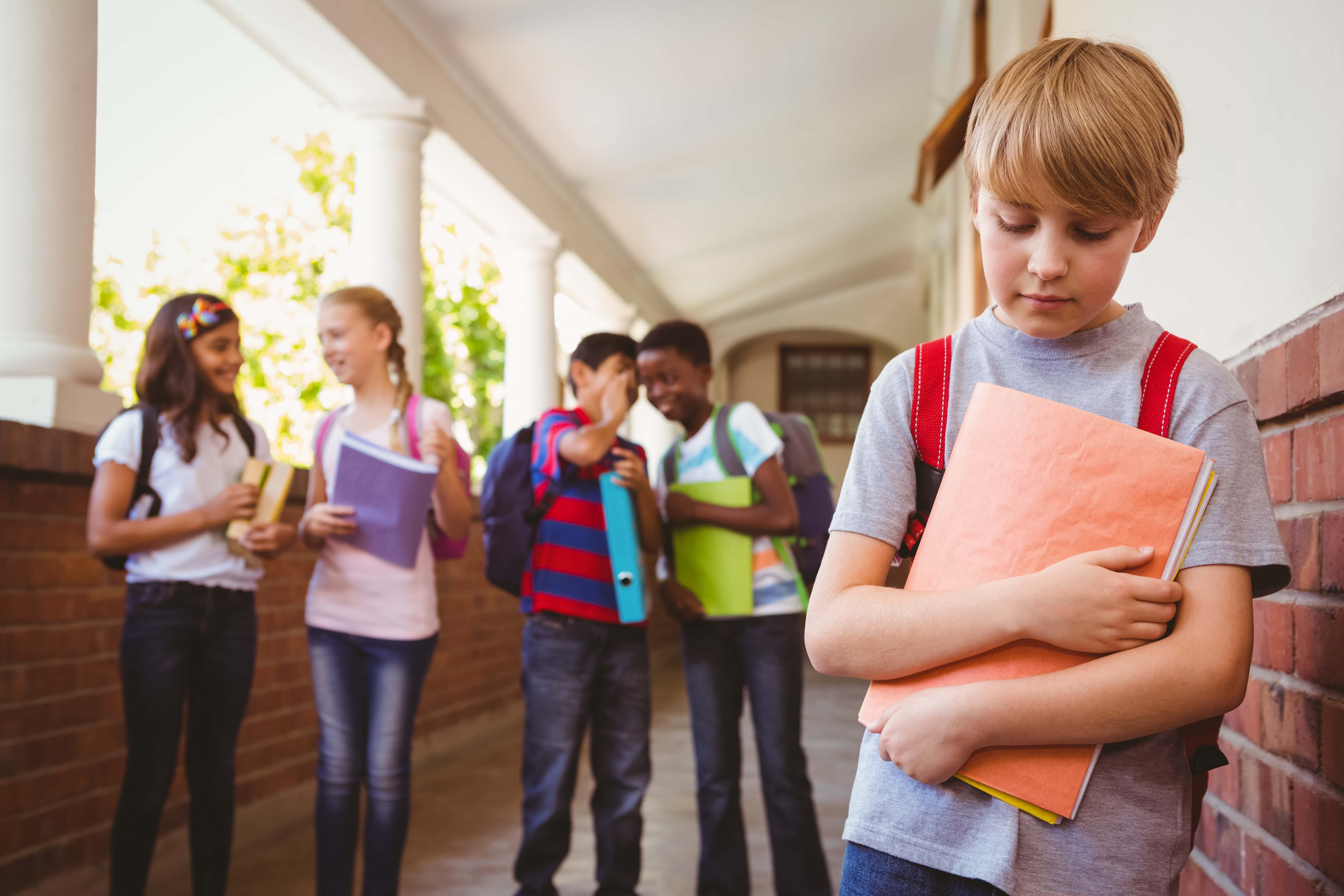 Other school. Одинокий подросток в школе. Одиночество детей в школе. Одинокий ребенок в классе. Ребенок в школе одиночка.