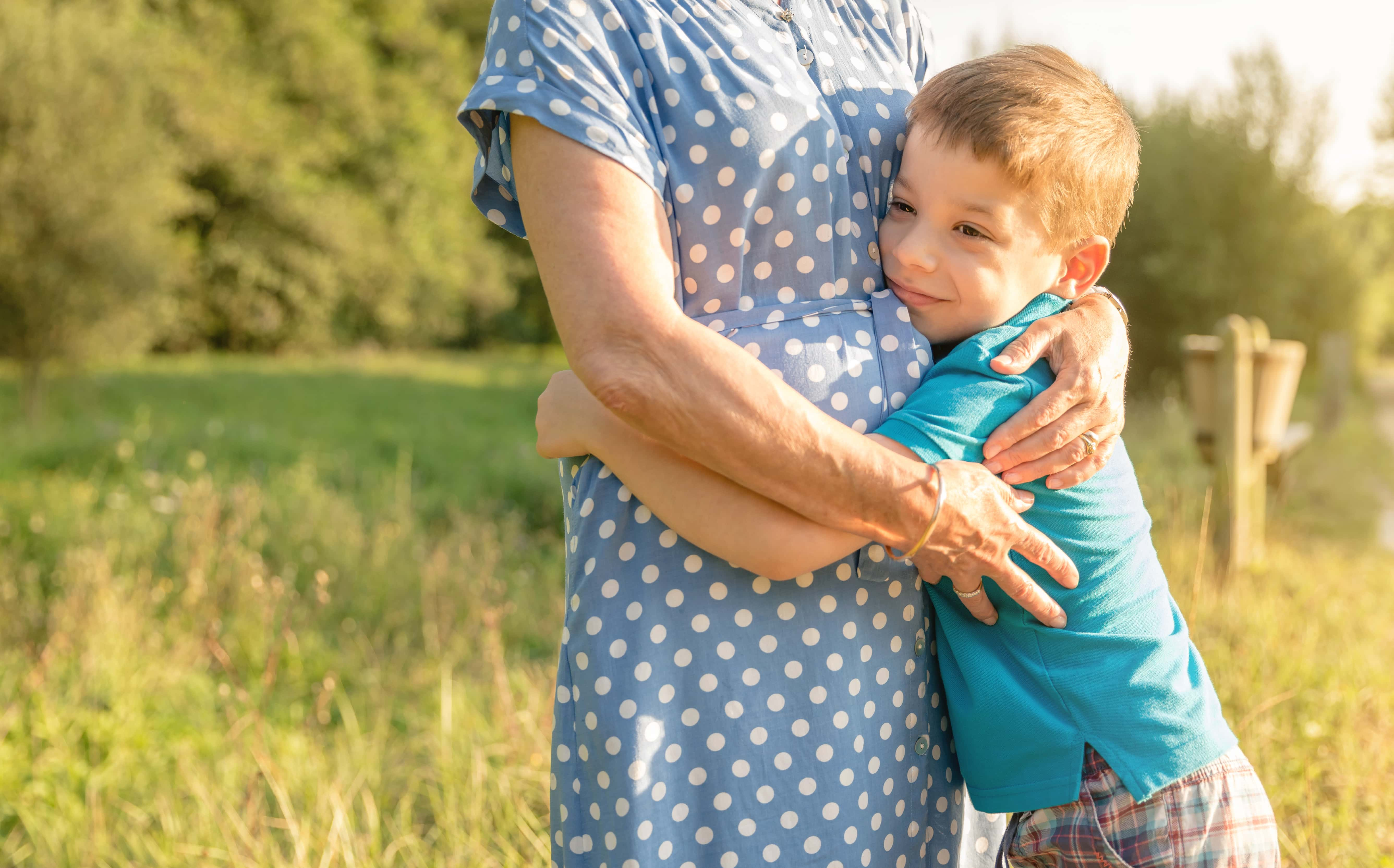 Hugging his grandma видео. Бабушка обнимает внука. Внучка обнимает бабушку. Внуки обнимают бабушку. Мальчик обнимает бабушку.