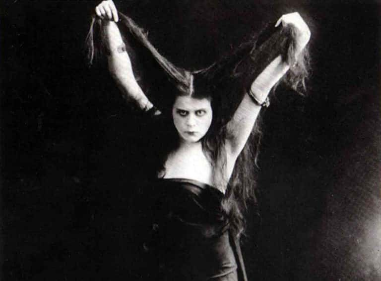 Seductive Facts About Theda Bara Hollywoods First “vamp”